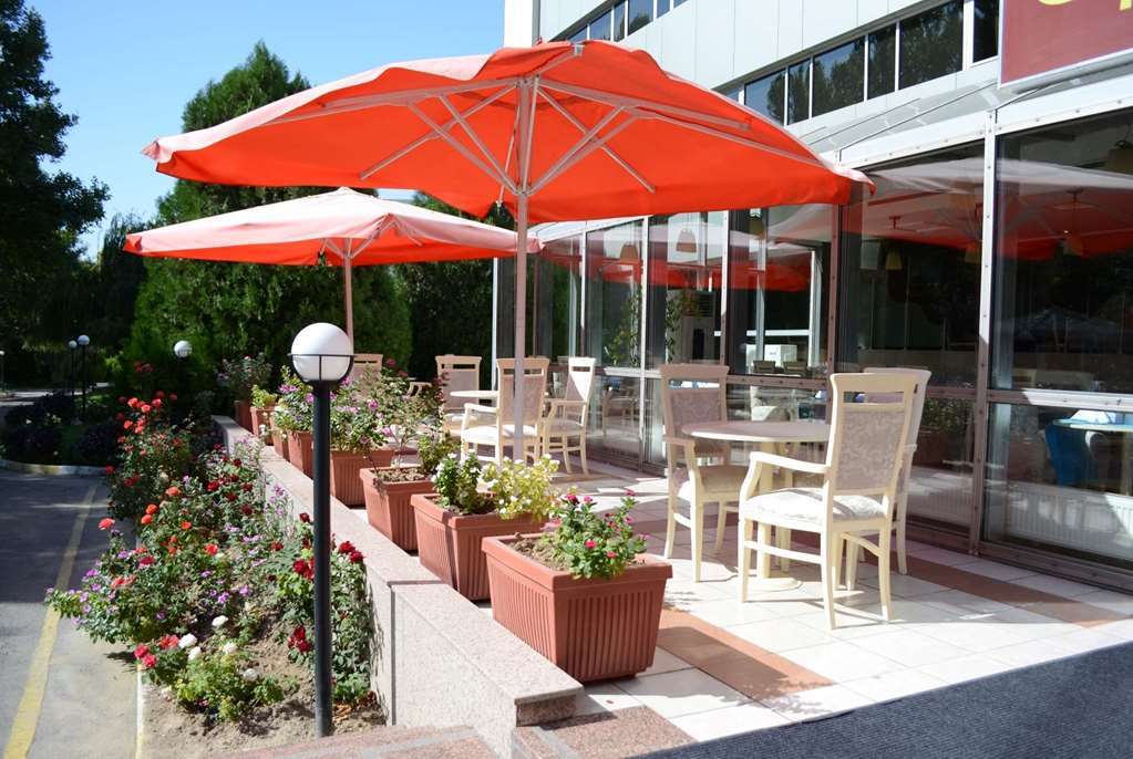 Wyndham Tashkent Hotel ร้านอาหาร รูปภาพ